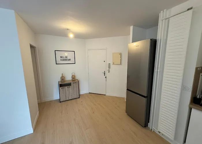 Cozy And Spacious 100 M2 1 Min From Rer D